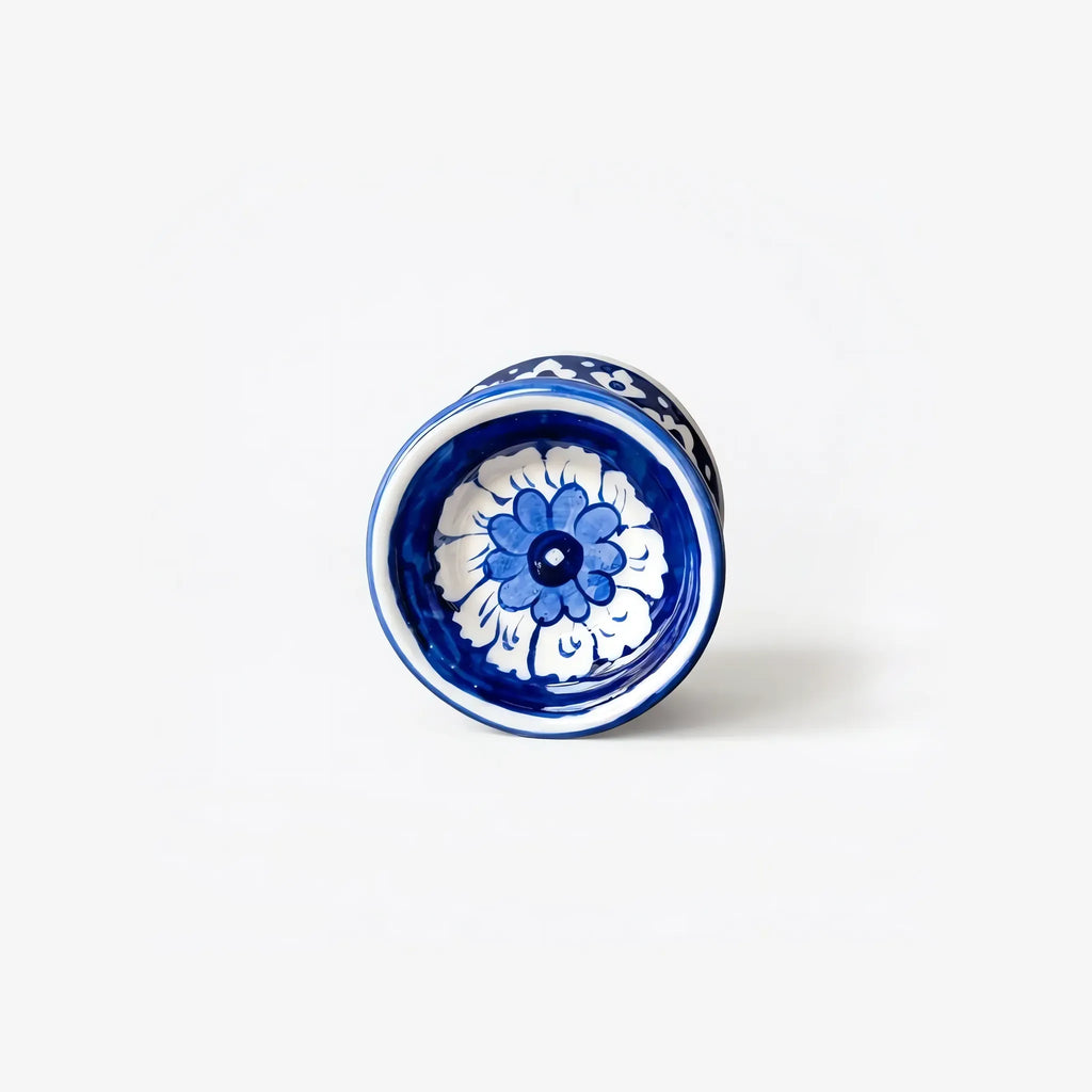 Top view of the candle stand cup with a blue daisy in a white ring