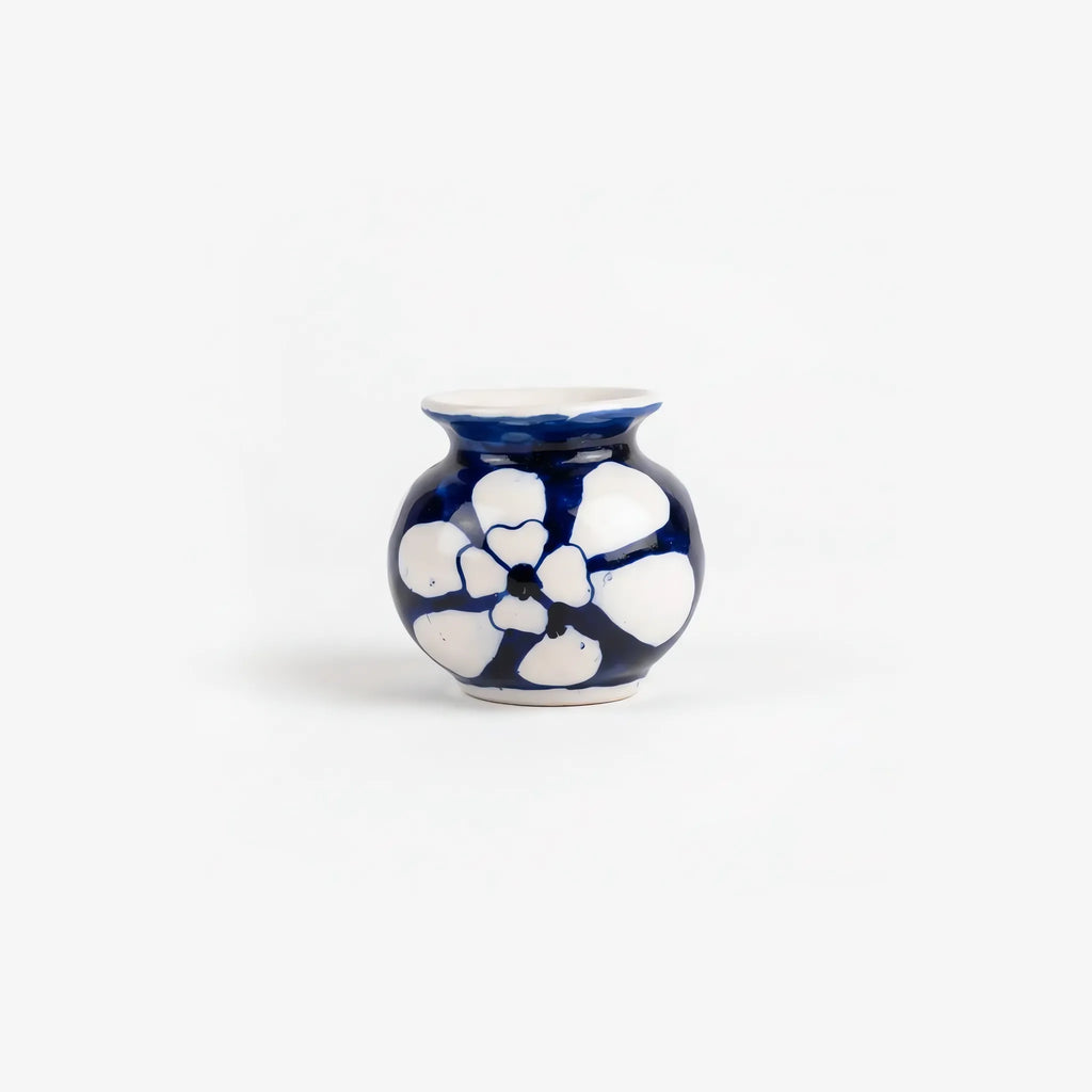 Mini garwi pot, front view of the white flower pattern