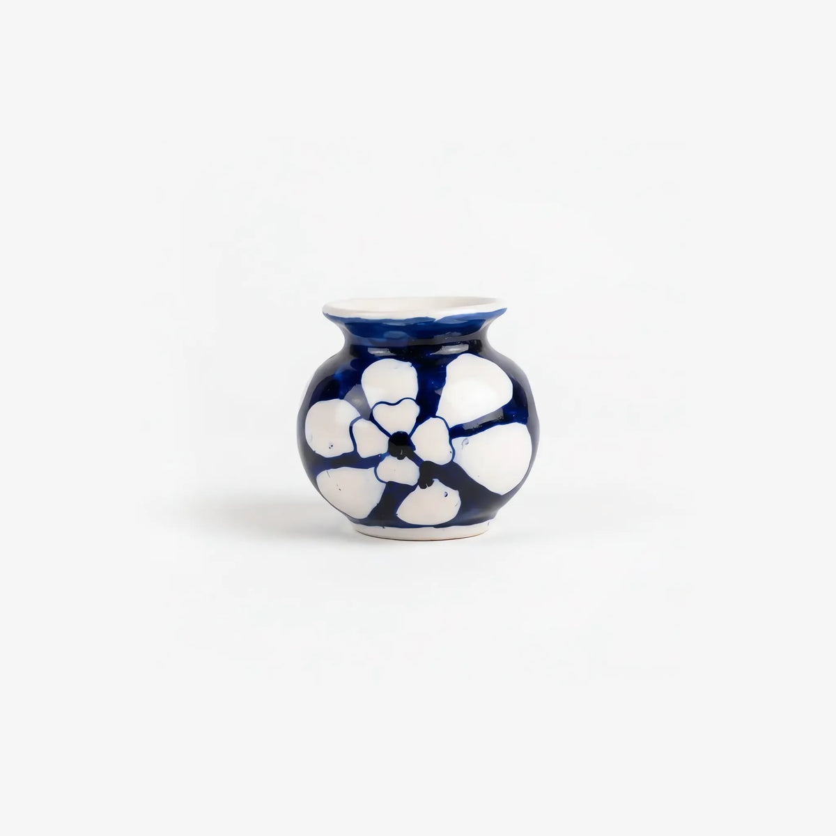 Mini garwi pot, front view of the white flower pattern