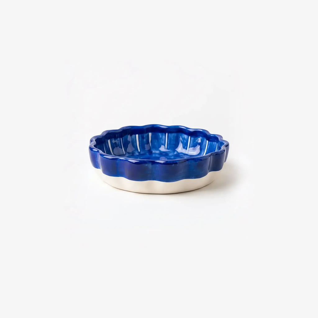 Side view of the scalloped pie dish showing the white outside