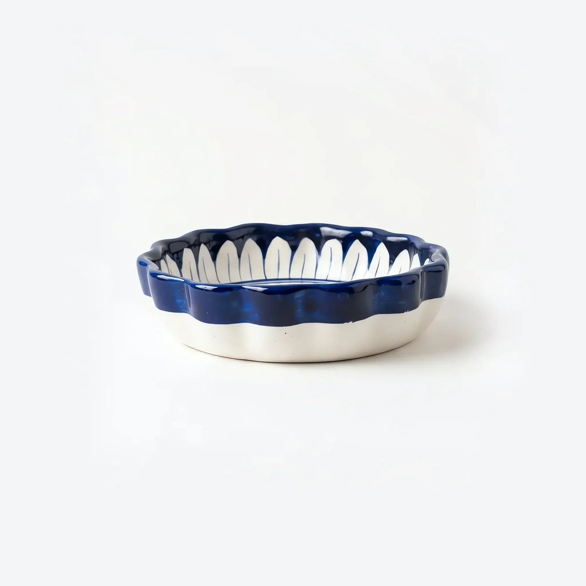 Side view of the pie dish with cobalt rim band